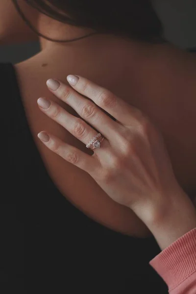 Tiro Perto Uma Mão Feminina Com Lindo Anel Diamantes Nas — Fotografia de Stock