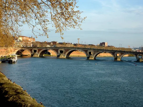 Puente Sobre Lago Bajo Cielo Nublado Toulouse Francia —  Fotos de Stock