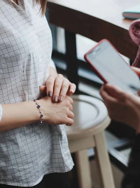 Primer Plano Una Mujer Que Lleva Una Pulsera Moda Con —  Fotos de Stock