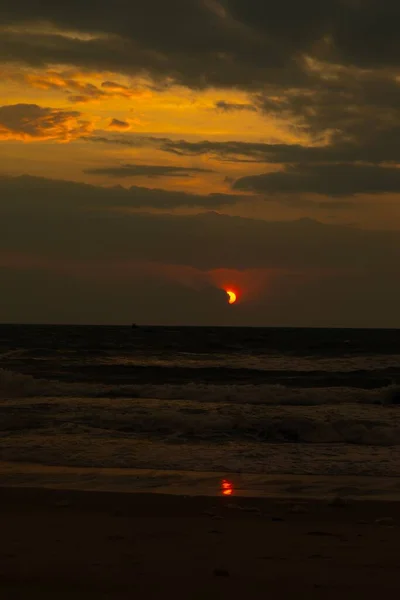 Uma Imagem Vertical Pôr Sol Parcialmente Escondido Atrás Nuvens Sobre — Fotografia de Stock