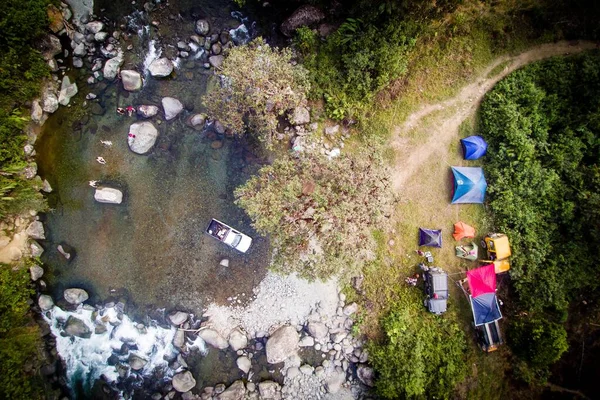 Een Luchtfoto Van Tenten Een Camping Aan Oever Van Een — Stockfoto