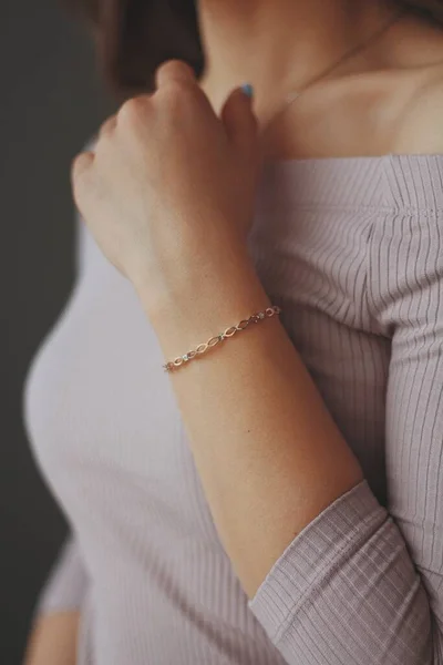 Eine Vertikale Nahaufnahme Einer Frau Mit Goldenem Armband — Stockfoto