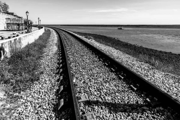 Een Grijswaarden Shot Van Rails Samen Met Faro Oude Stad — Stockfoto