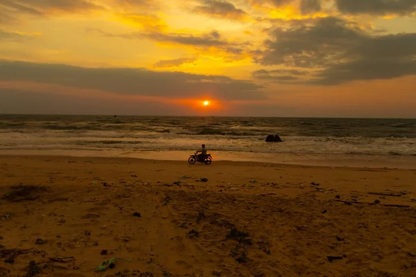 Atardecer Sobre Océano Con Hombre Montando Una Moto Playa Binh — Foto de Stock