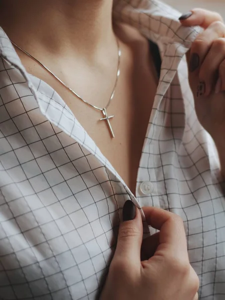 Gros Plan Une Femelle Portant Une Chemise Blanche Délicat Collier — Photo