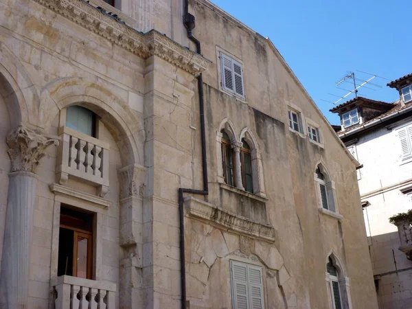 Antiguo Edificio Bajo Cielo Azul Split Croacia — Foto de Stock