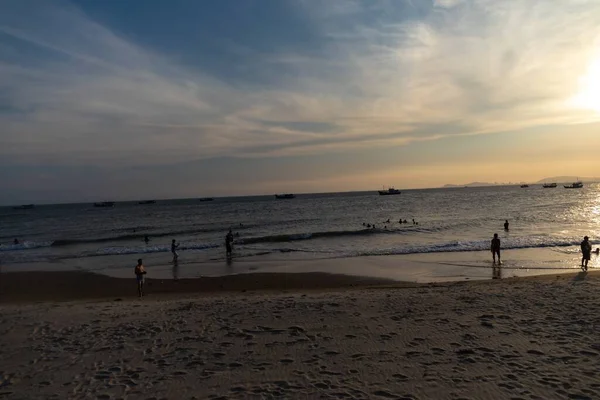 Красивый Закат Над Океаном Силуэтом Туристов Пляже Вунгтау Вьетнам — стоковое фото