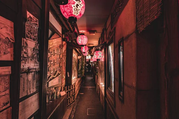 提灯の赤い光で照らされた部分的に暗い狭い廊下 — ストック写真