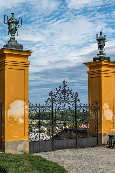 Tiro Vertical Portão Metal Sob Céu Nublado Azul — Fotografia de Stock