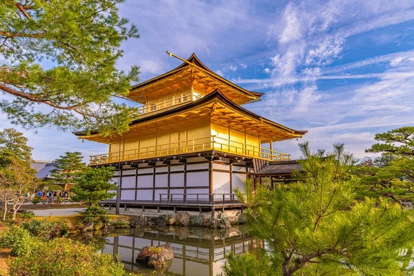 Dlouhý Záběr Zlatý Chrám Kinkaku Obklopený Stromy Kjótu Japonsko Proti — Stock fotografie