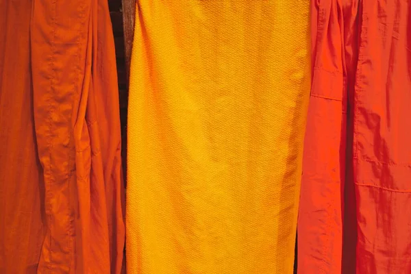 Eine Nahaufnahme Buddhistischer Mönche Orangefarbenen Und Gelben Gewändern Die Zum — Stockfoto