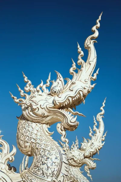 Colpo Verticale Una Statua Drago Nel Tempio Bianco Chiang Rai — Foto Stock