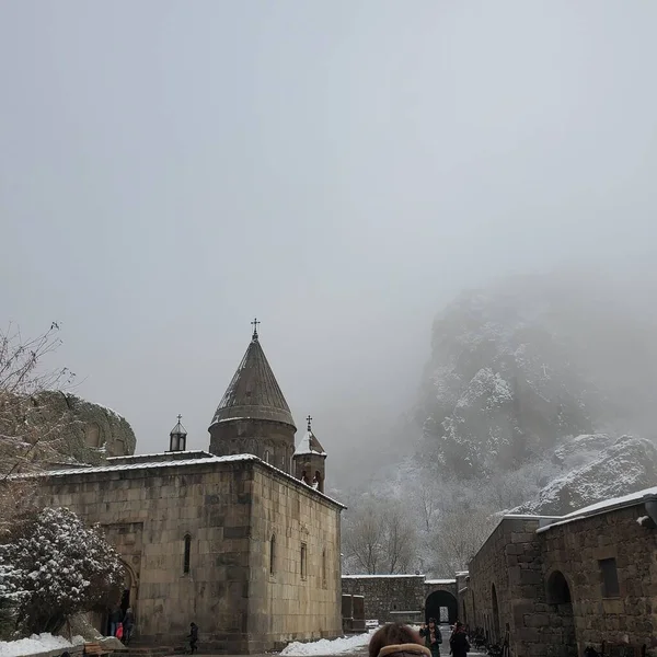 Чудовий Знімок Монастиря Ґегард Вірменії Під Снігом Туманною Погодою — стокове фото