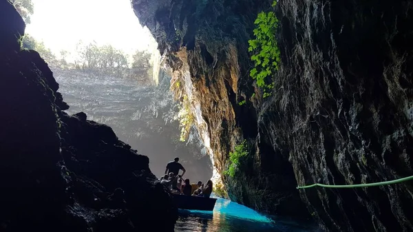 Een Groep Mensen Een Boot Het Meer Melissani Cave Onder — Stockfoto
