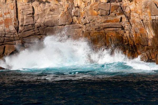Bello Disparo Fuertes Olas Mar Golpeando Acantilado —  Fotos de Stock