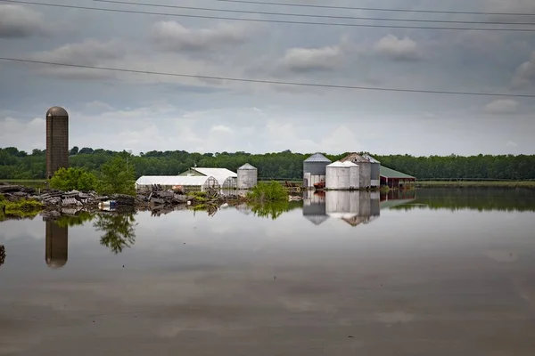 Missouri Seli Sırasında Doğanın Üzerindeki Binaların Güzel Bir Yansıması — Stok fotoğraf