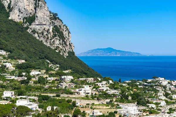 Piękne Ujęcie Wyspy Capri Wyspą Ischia Jasnym Błękitnym Niebem Tle — Zdjęcie stockowe