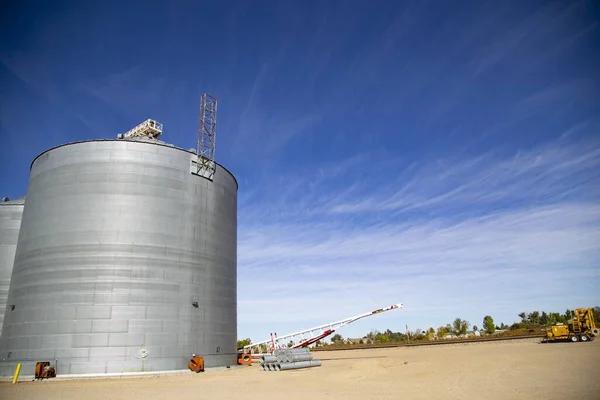 Den Vackra Utsikten Över Spannmålshissar Med Blå Himmel Bakgrunden Jordbrukslandskapet — Stockfoto