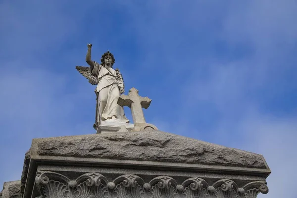 Les Statues Religieuses Dans Cimetière Avec Ciel Bleu Arrière Plan — Photo