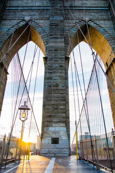 Plano Vertical Bajo Ángulo Puente Brooklyn Nueva York Con Una —  Fotos de Stock