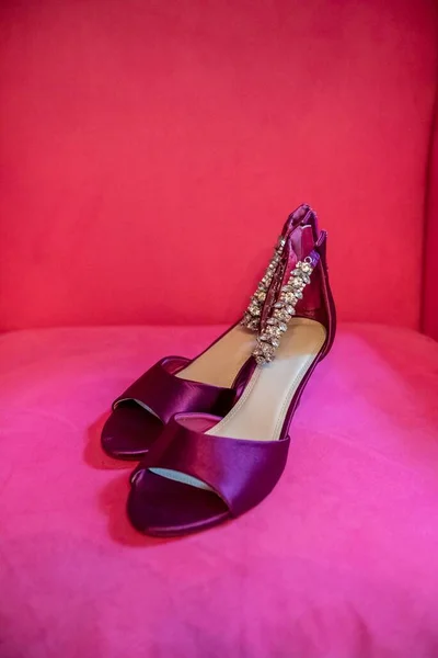 Eine Vertikale Nahaufnahme Von Lila Peep Toe Schuhen Die Knöchel — Stockfoto