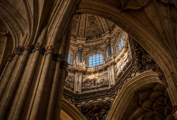 西班牙萨拉曼卡新主教座堂圆顶和拱门的内景 — 图库照片
