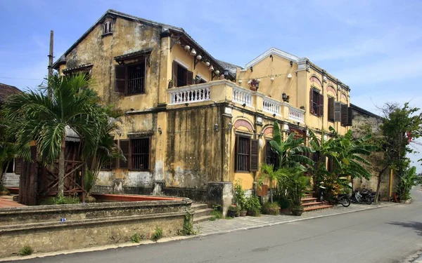 베트남 나무와 거리로 둘러싸인 아름다운 건물들의 — 스톡 사진
