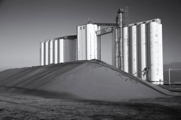 Greyscale Shot Grain Elevators Farmlands Sand Dunes Usa — Stock Photo, Image