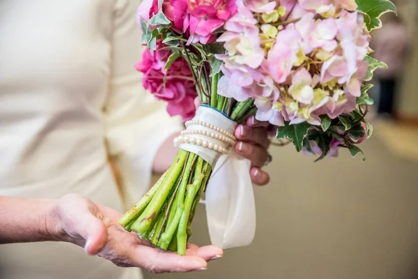 Zbliżenie Ujęcie Ślubnego Bukietu Kwiatu Zmontowanego Różnych Kwiatów Odcieni Różu — Zdjęcie stockowe
