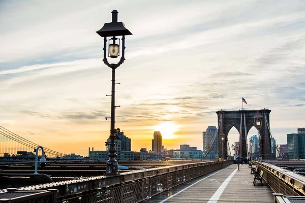 Красивый Снимок Бруклинского Моста Нью Йорке Закатом Облачным Небом Заднем — стоковое фото