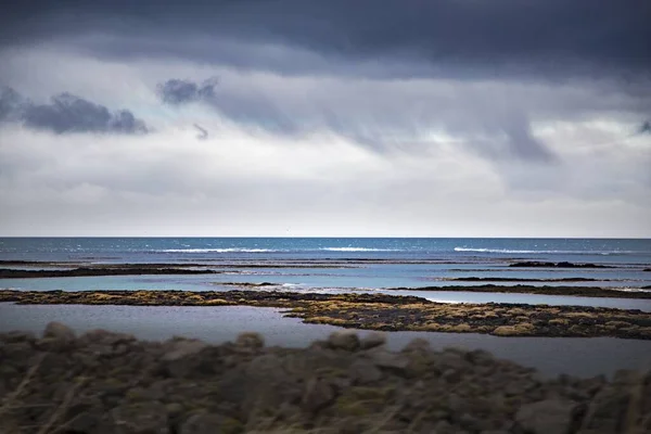 Bellissimo Paesaggio Oceanico Sotto Cielo Cupo Islanda — Foto Stock