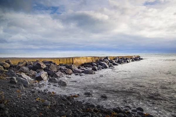 Okouzlující Výhled Břeh Jezera Pod Zataženou Oblohou Islandu — Stock fotografie