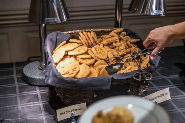 Pionowe Zbliżenie Kosza Wypełnionego Podanym Smażonym Kurczakiem Zielonymi Pomidorami Oraz — Zdjęcie stockowe