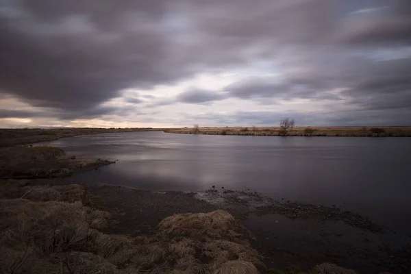 Zlanda Bulutlu Gökyüzünün Altında Güzel Bir Göl Manzarası — Stok fotoğraf