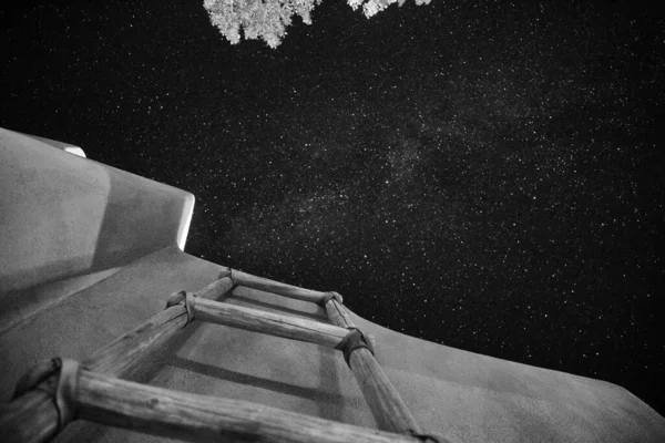 Μια Γκρι Φωτογραφία Της Ξύλινης Σκάλας Κοντά Στον Τοίχο Τον — Φωτογραφία Αρχείου