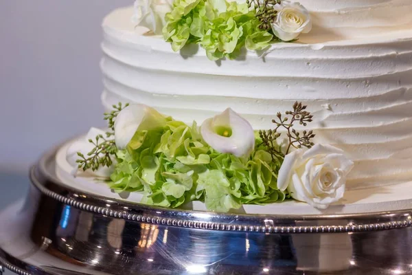 Tiro Close Bolo Casamento Branco Decorado Com Várias Flores — Fotografia de Stock