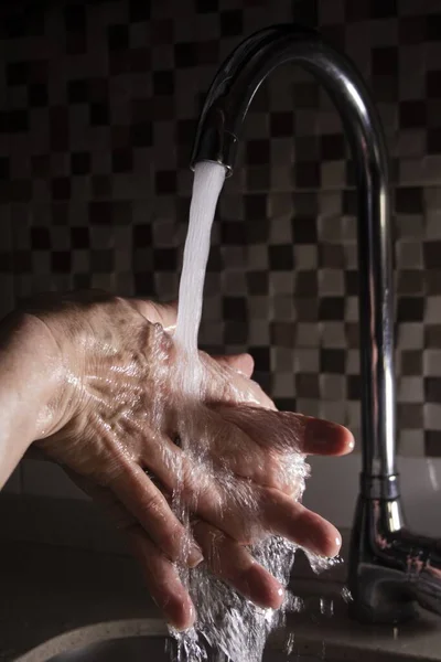 Ellerini Musluk Suyunun Altında Yıkayan Bir Kadının Dikey Yakın Çekimi — Stok fotoğraf