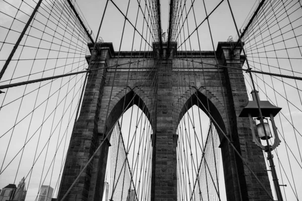 Skala Szarości Niskiego Kąta Ujęcia Brooklyn Bridge Nowym Jorku — Zdjęcie stockowe