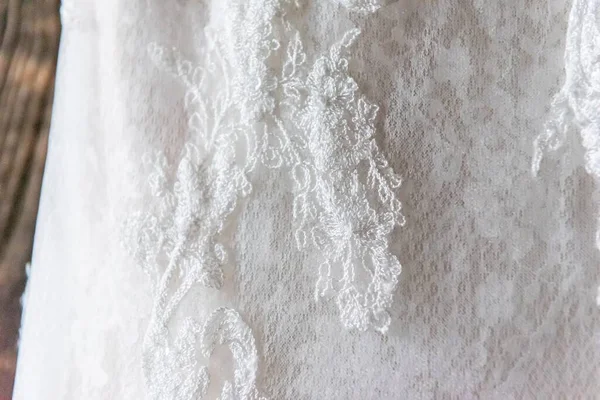 Крупным Планом Снято Висящее Свадебное Белое Платье Красивыми Деталями Текстурой — стоковое фото