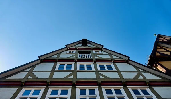 Una Toma Ángulo Bajo Hermoso Edificio Bajo Cielo Azul Claro —  Fotos de Stock