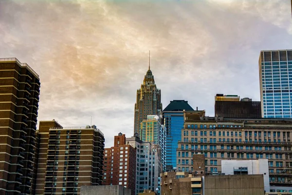 Låg Vinkel Skott Höga Byggnader New York Usa Med Molnig — Stockfoto