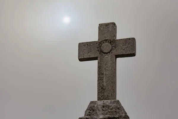 New Orleans Arka Planda Gökyüzü Olan Mezarlıkta Bir Taş Haç — Stok fotoğraf