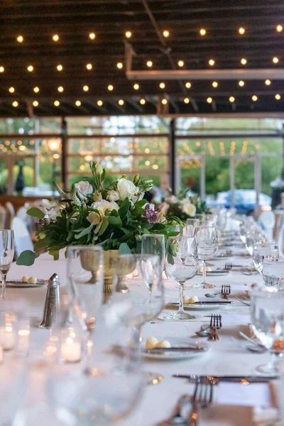 婚礼大厅明亮装饰的用餐区桌子布置的垂直特写镜头 — 图库照片