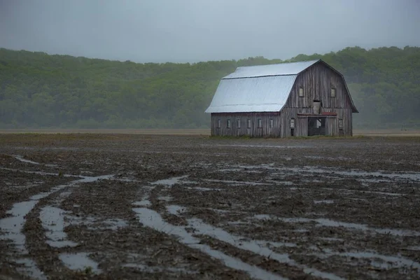 2019年の洪水でミズーリ州の農地の小屋 — ストック写真
