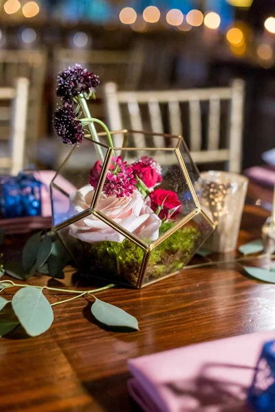 Egy Függőleges Közelkép Egy Dekorált Esküvői Asztal Borított Különböző Virágok — Stock Fotó