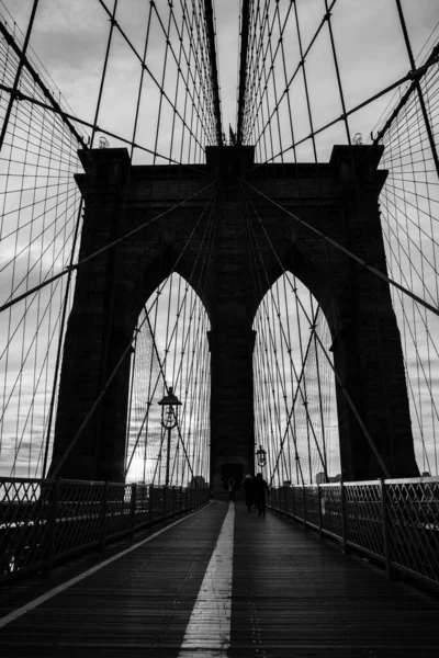 Plano Vertical Escala Grises Hermoso Puente Brooklyn Ciudad Nueva York —  Fotos de Stock