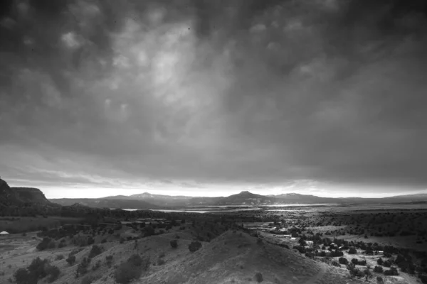 Een Grijswaarden Opname Van Velden Onder Bewolkte Lucht Ghost Ranch — Stockfoto