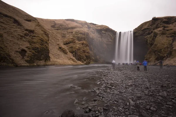 Красивый Снимок Людей Горы Водопадом Заднем Плане Исландии — стоковое фото