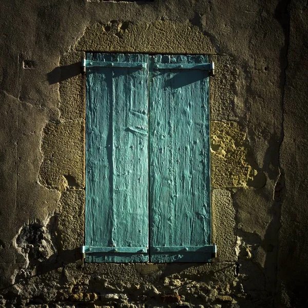 Nahaufnahme Eines Hellblau Bemalten Fensters Innerhalb Einer Alten Mauer — Stockfoto
