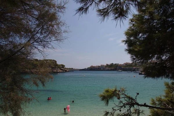 People Swimming Blue Lake Daytime — Stock Photo, Image